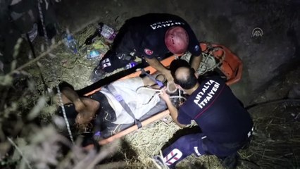 Falezlerden düşerek mahsur kalan kişi kurtarıldı - ANTALYA
