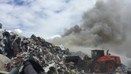 Spectaculaire incendie au dépôt BEP de Floreffe. Les fumées visibles à des kms.