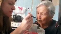 Bu tatlı kadın Alzheimer ve kızı onu besliyor. Bir an kızına bakıp, onu hatırlayıp onu sevdiğini söylüyor.