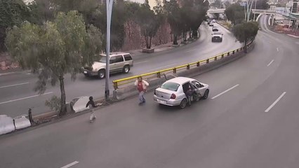 VIDEO: Niño cae de vehículo en movimiento en Zacatecas y sale ileso