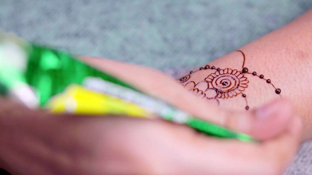 New jewellery style back hand mehndi design  amazing jewellery mehndi design back hand - Alia Mehndi