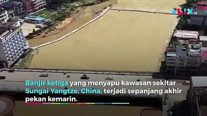 Banjir China, Ratusan Mobil Nyangkut di Jembatan