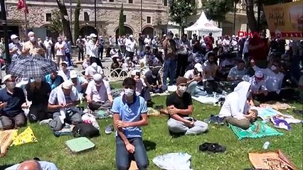 Muharrem İnce namazını Sultanahmet'te kıldı