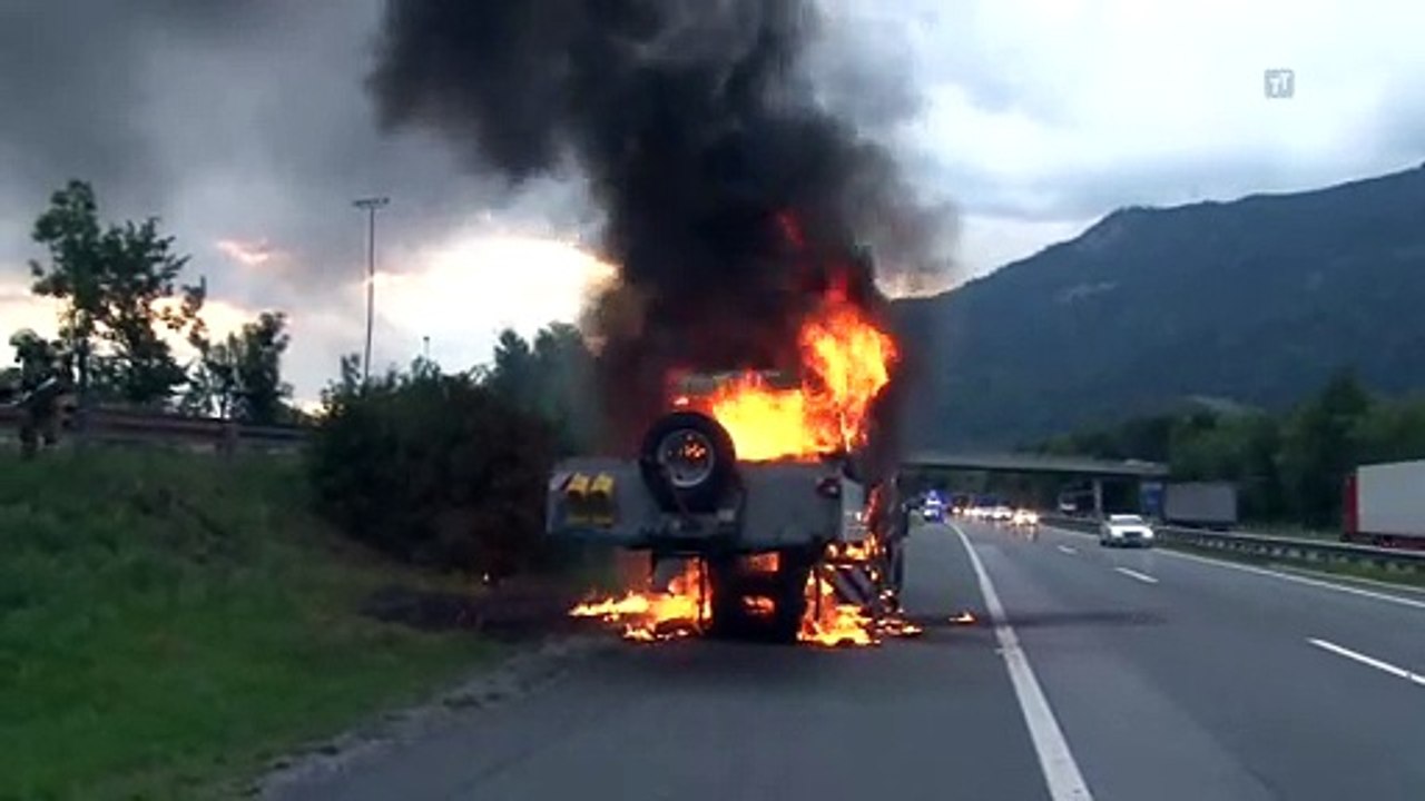 Lkw-Auflieger ging auf Inntalautobahn in Flammen auf