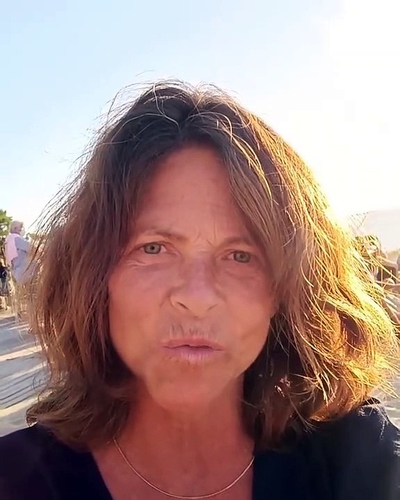 Charlotte Valendrey annonce dans une vidéo qu'elle quitte le feuilleton de TF1 "Demain nous appartient" : "J'étais absente un peu trop souvent et les histoires ne se renouvelaient pas assez"