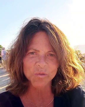 Charlotte Valendrey annonce dans une vidéo qu'elle quitte le feuilleton de TF1 Demain nous appartient : J'étais absente un peu trop souvent et les histoires ne se renouvelaient pas assez