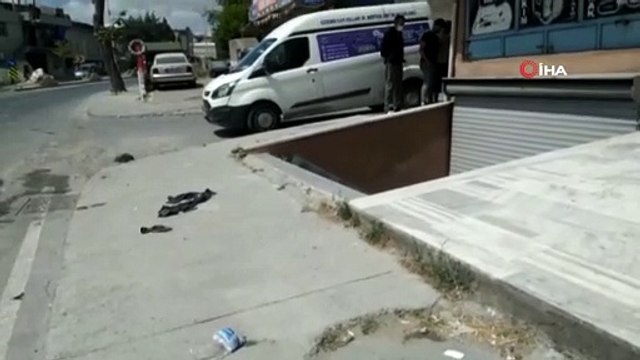 Arnavutköy’de motor tesisatı yapan bir iş yerinin havalandırma kısmında patlama meydana geldi. Patlama anı kameralara yansıyan olayda iş yerindeki 3 kişi yaralandı. Olay yerine çok sayıda itfaiye ekibi ve sağlık ekibi sevk edilirken yara