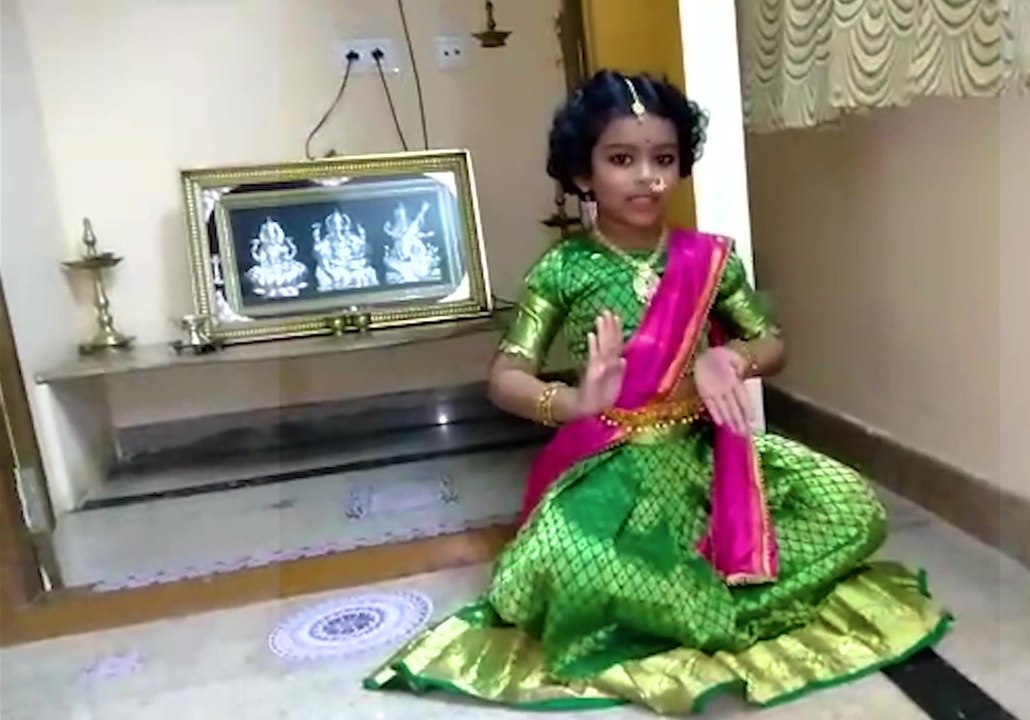 Bhagyada Lakshmi Baramma By Mananya ಬೇಬಿ ಮನನ್ಯ ಮುದ್ದಾಗಿ ಲಕ್ಷ್ಮೀನಾ ಕರೀತಿದ್ದಾಳೆ ಕೇಳಿ | Boldsky Kannada