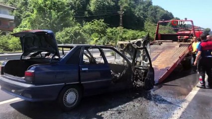 Alev alan otomobilden canını zor kurtardı