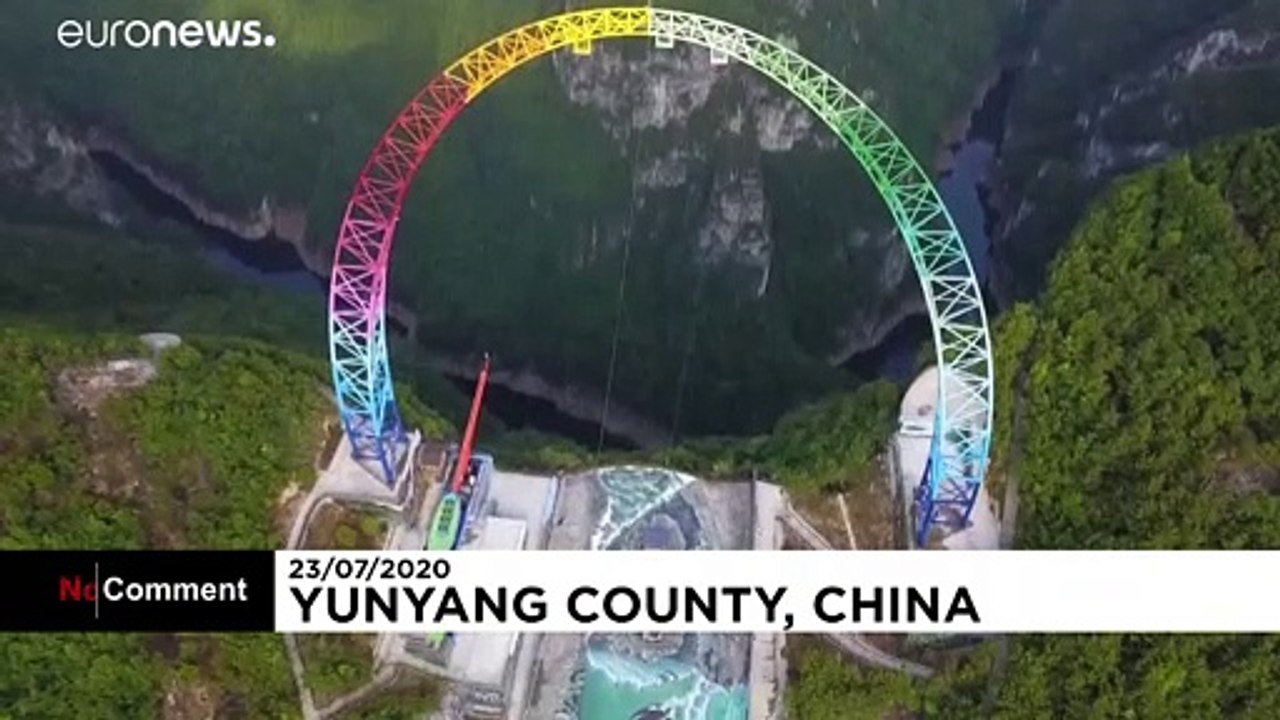 Schaukeln mit 130 km/h auf der riesigen Regenbogenschaukel in China