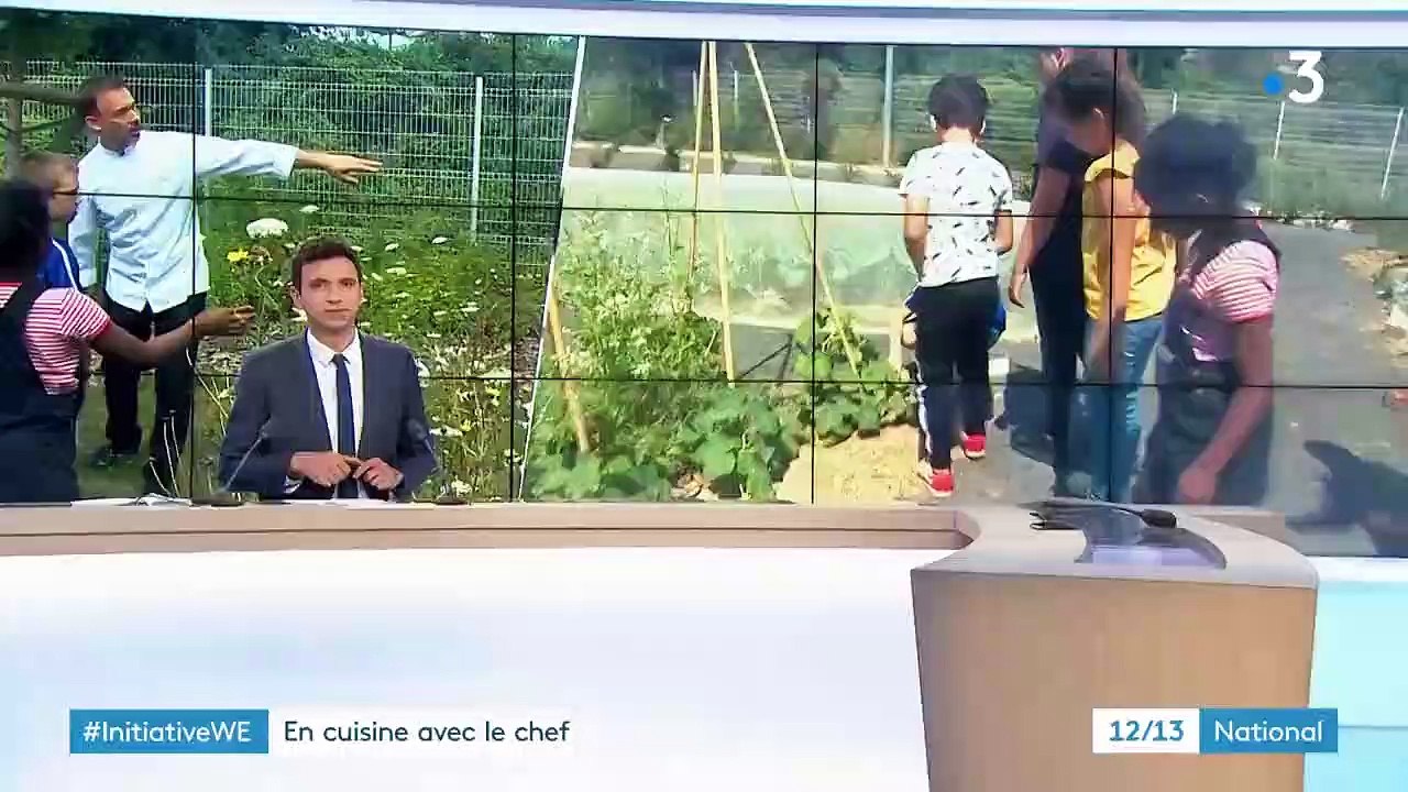 Les enfants passent en cuisine avec un chef