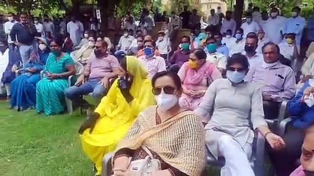 धरने प्रदर्शन में भूले सोशल डिस्टेंसिंग, कांग्रेस नेता और कार्यकर्ता नहीं रख पाए दो गज की दूरी
