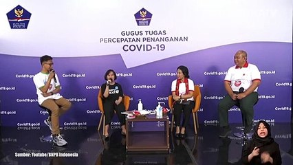 Dua anak memakai pelindung wajah saat bermain sepeda.