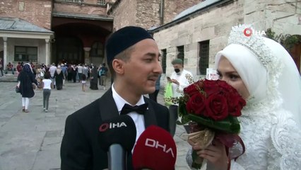 Yurt dışından gelip Ayasofya-i Kebir Cami-i Şerifi'ni gelinlik ve damatlıkla ziyaret ettiler