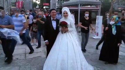 Yurt dışından gelip Ayasofya-i Kebir Cami-i Şerifi'ni gelinlik ve damatlıkla ziyaret ettiler - İSTANBUL