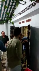 Monedero increpa a clientes de un bar quienes le piden que tenga más educación