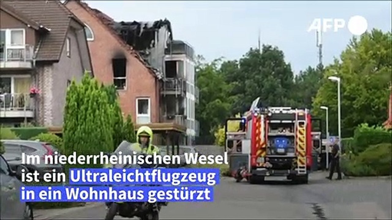 Kleinflugzeug stürzt in Wohnhaus in Wesel