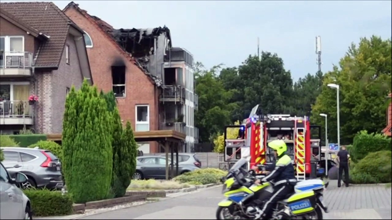 Kleinflugzeug stürzt in Wohnhaus in Wesel