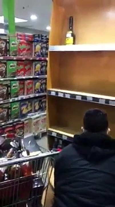 Video: hombre tuvo 'un minuto feliz' en un supermercado y llenó el carro de licor