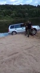 Ils aident un conducteur piégé dans le sable... raté