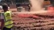 Un ouvrier se jette dans une tornade de poussière en plein chantier