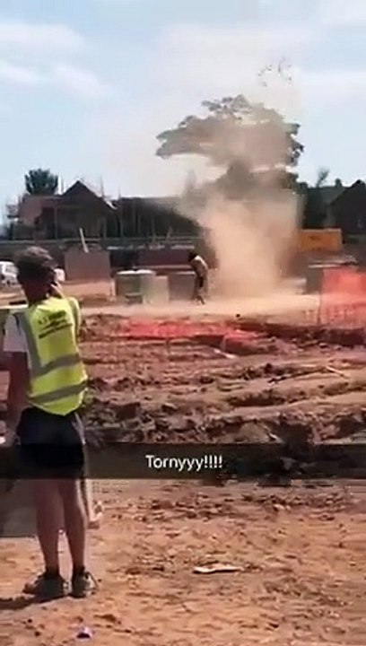 Un ouvrier se jette dans une tornade de poussière en plein chantier