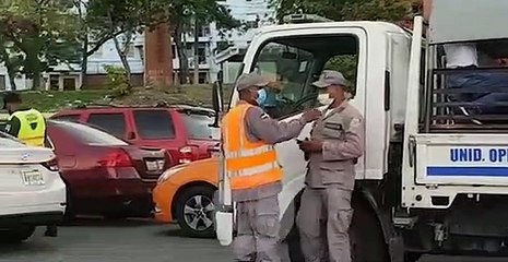 Decenas detenidos en puente Juan Bosch durante primera hora del toque de queda