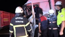 Anadolu Otoyolu'ndaki kazada tırda sıkışan sürücüyü itfaiye kurtardı - DÜZCE