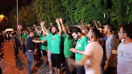 Yukatel Denizlisporlu taraftarlar maçın oynandığı stat önünde toplanarak sevinç yaşadı - DENİZLİ