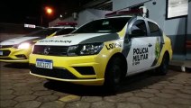 Em duas situações distintas, motoristas colidem contra viaturas da PM em Cascavel; um deles foi detido