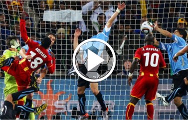 Cuando la mano y expulsión de Luis Suárez le dieron la clasificación a Uruguay