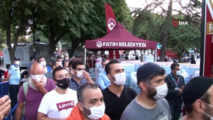 Fatih Belediyesi’nden Ayasofya-i Kebir Cami önünde 4 bin kişiye sıcak çorba