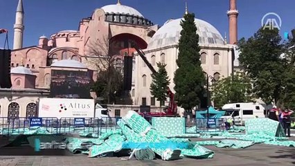 Ayasofya Meydanı'na cemaat için hasır seriliyor