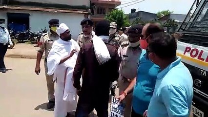 अंग्रेजी शराब दुकान हटाने की मांग को लेकर प्रदर्शन, झूमाझटकी के बाद 30 गिरफ्तार