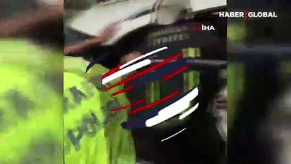 Park halindeki kepçeye çarptı...Sürücü koltuğunda sıkışan şoför kurtarıldı