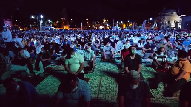 Vali Yerlikaya ile Fatih Belediye Başkanı Turan'dan, Ayasofya-i Kebir Camii'ne gelenlere çorba ikramı - İSTANBUL