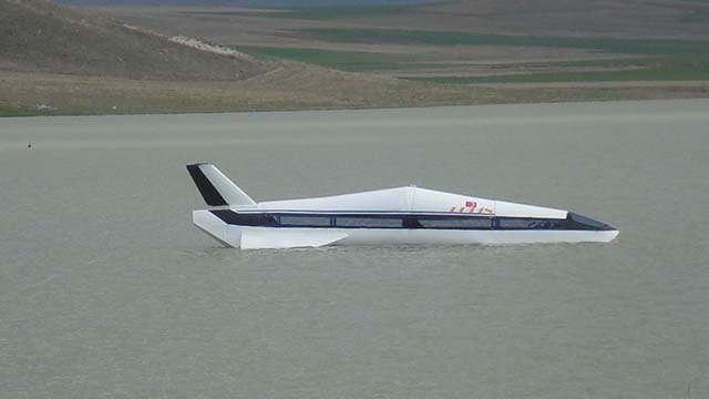 Denizde gidebilen yüksek hızlı araç yaptı, köylüler ‘füze gördük’ ihbarında bulundu