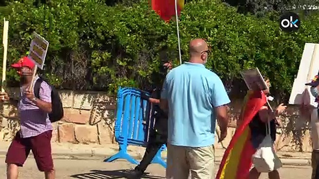 Manifestación en la puerta del casoplón de Iglesias