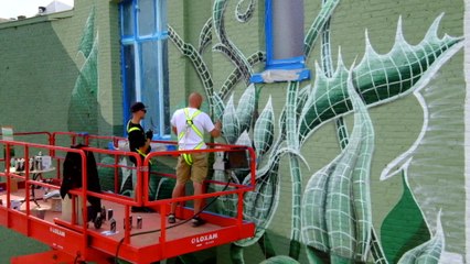 Mise en oeuvre de la fresque sur la villa Balat, à Jambes