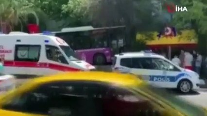 Kadıköy'de otobüs durağa daldı