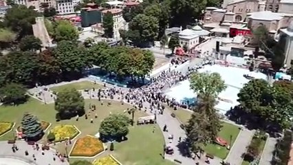 Ayasofya Camii önünde namaz kuyruğu