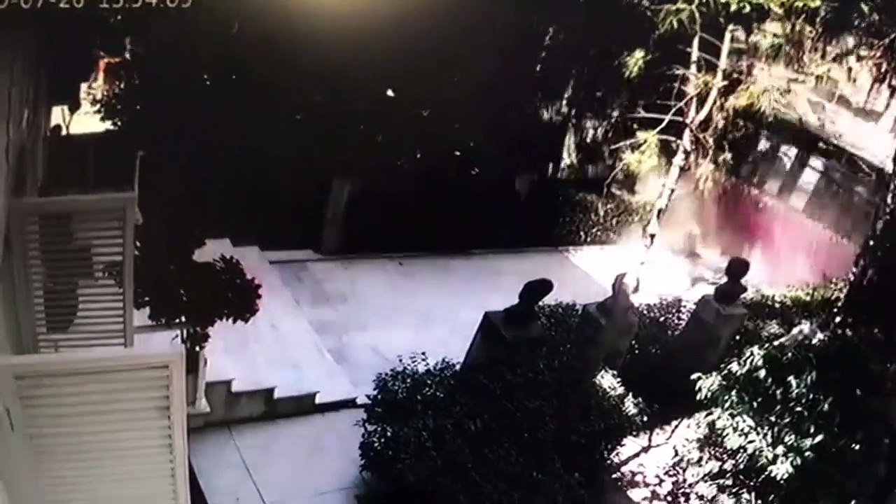 Müjdat Gezen Sanat Merkezi'ne otobüs girdi! Yaralılar var