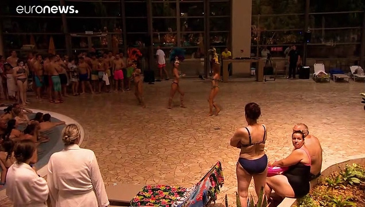 Trotz Corona: ausgelassene Badepartys in Ungarn