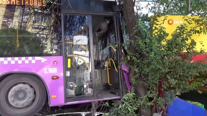 Kadıköy’de otobüs Müjdat Gezen Sanat Merkezi’nin bahçesine girdi: 5 yaralı