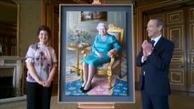 La reina de Inglaterra descubre un retrato suyo por videoconferencia