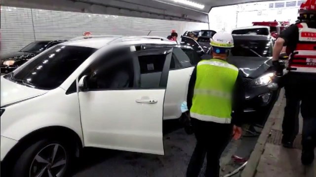 서울 홍지문터널에서 차량 4대 추돌...5명 중경상 / YTN