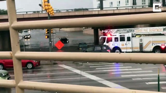 Un 4x4 disparait subitement dans un trou béant au milieu de la route