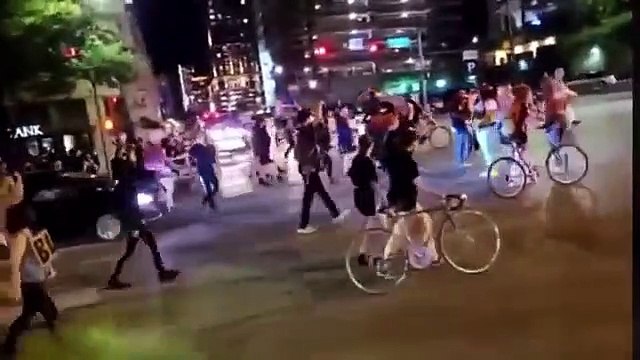 Manifestante del Black Lives Matter fue asesinado a tiros en Austin, Texas, un conductor aceleró hacia la congregación, fue rodeado y cuando un manifestante con un AK47 se acercó, fue tiroteado por el conductor. 25 de Julio 2020