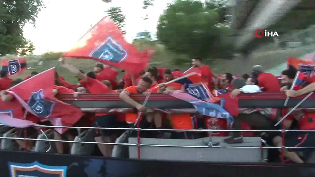 Şampiyon Başakşehir, üstü açık otobüsle stada geldi