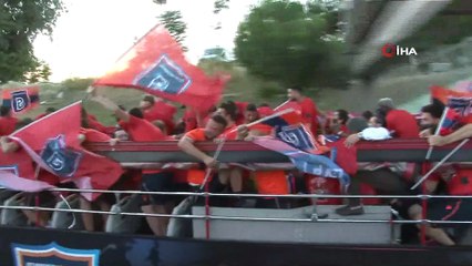 Şampiyon Başakşehir, üstü açık otobüsle stada geldi